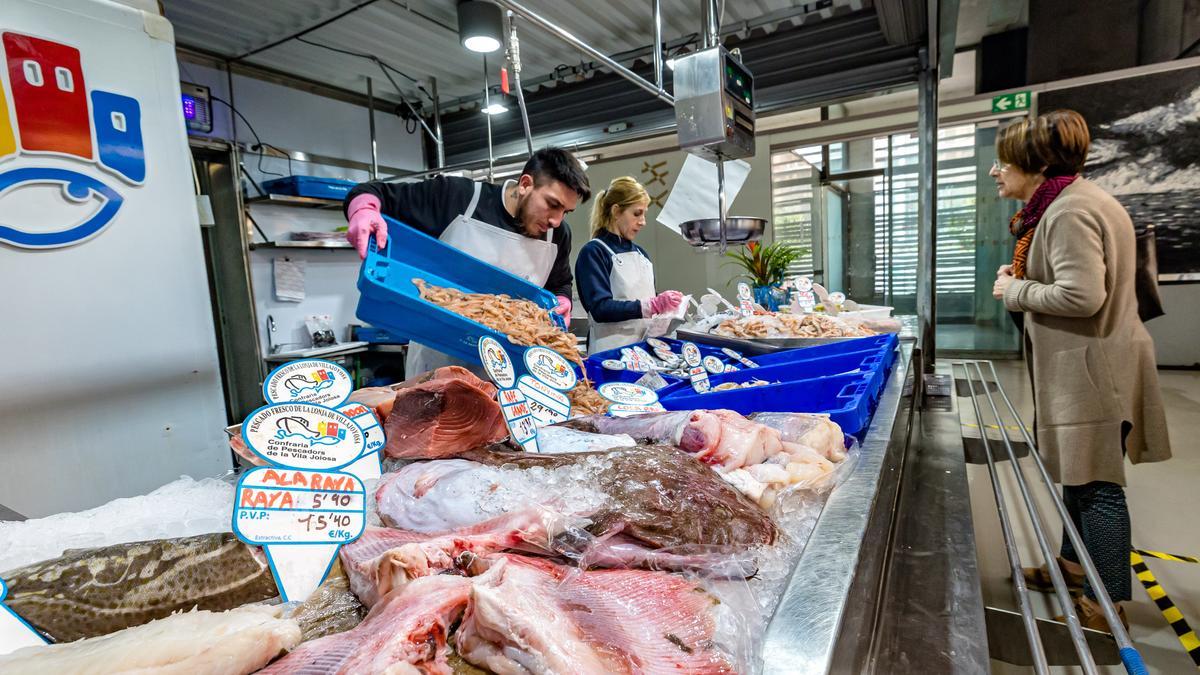 Venta de pescado y marisco en un puesto de un mercado de Alicante.