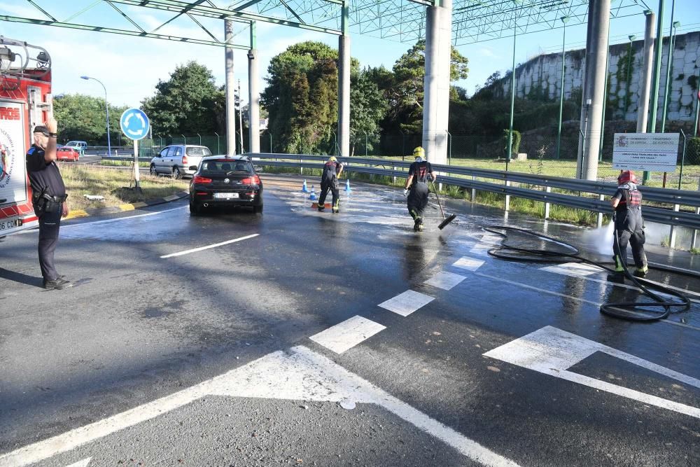 Vuelca un camión con estiércol en Alvedro