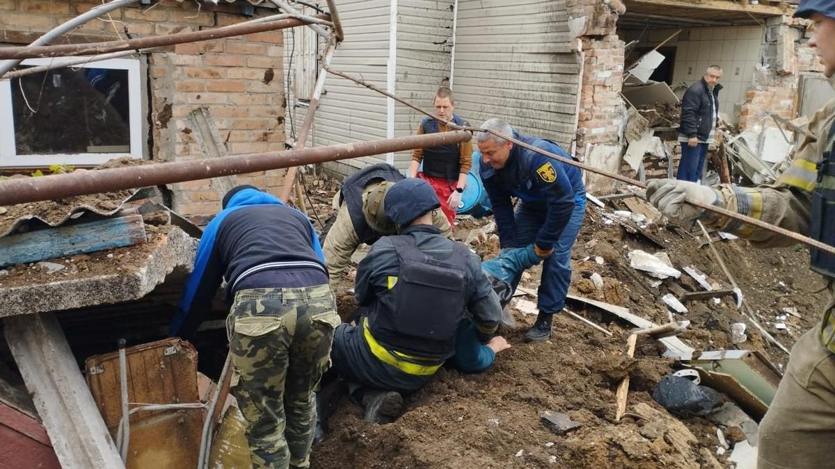 Policías en labores de rescate en el Donetsk.