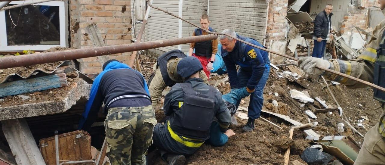 Policías en labores de rescate en el Donetsk.