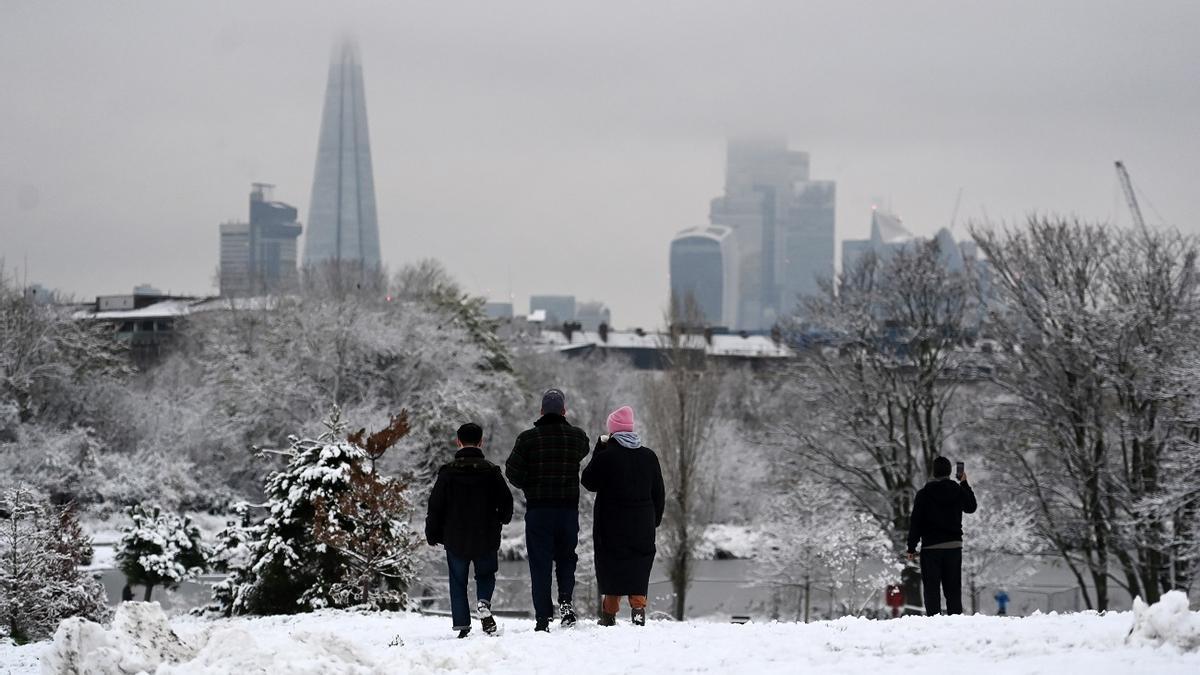 El temporal de nieve bloqueó los aeropuertos londinenses