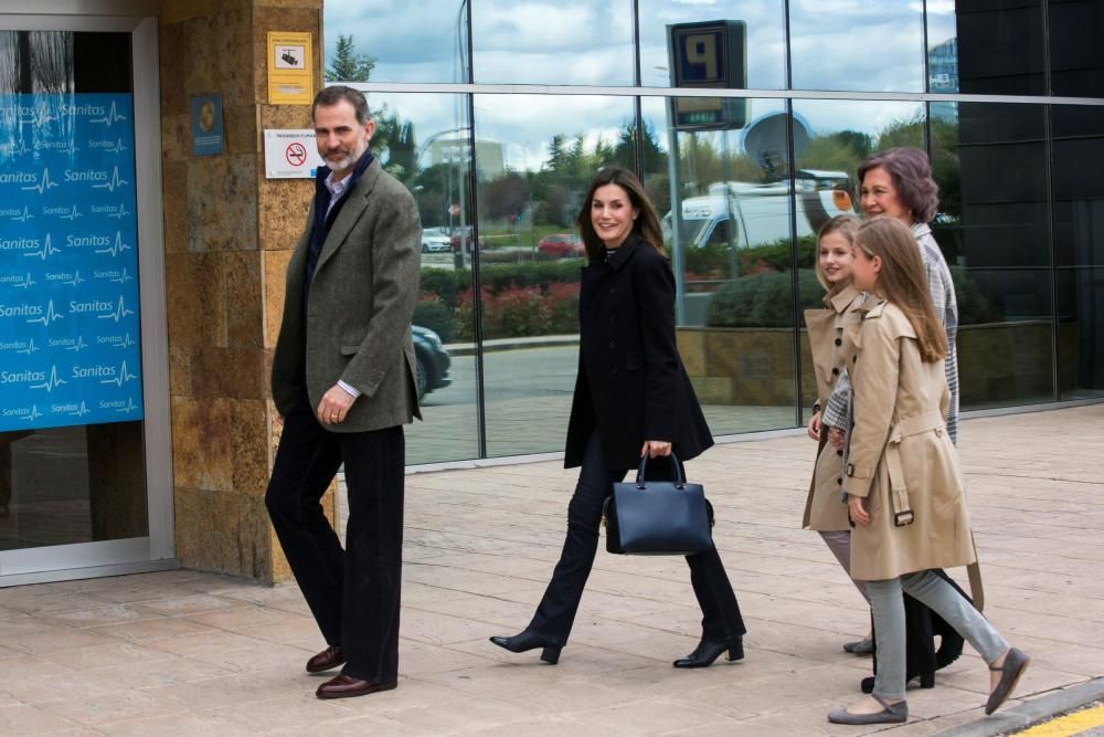 Los Reyes posan con sus hijas y con doña Sofía