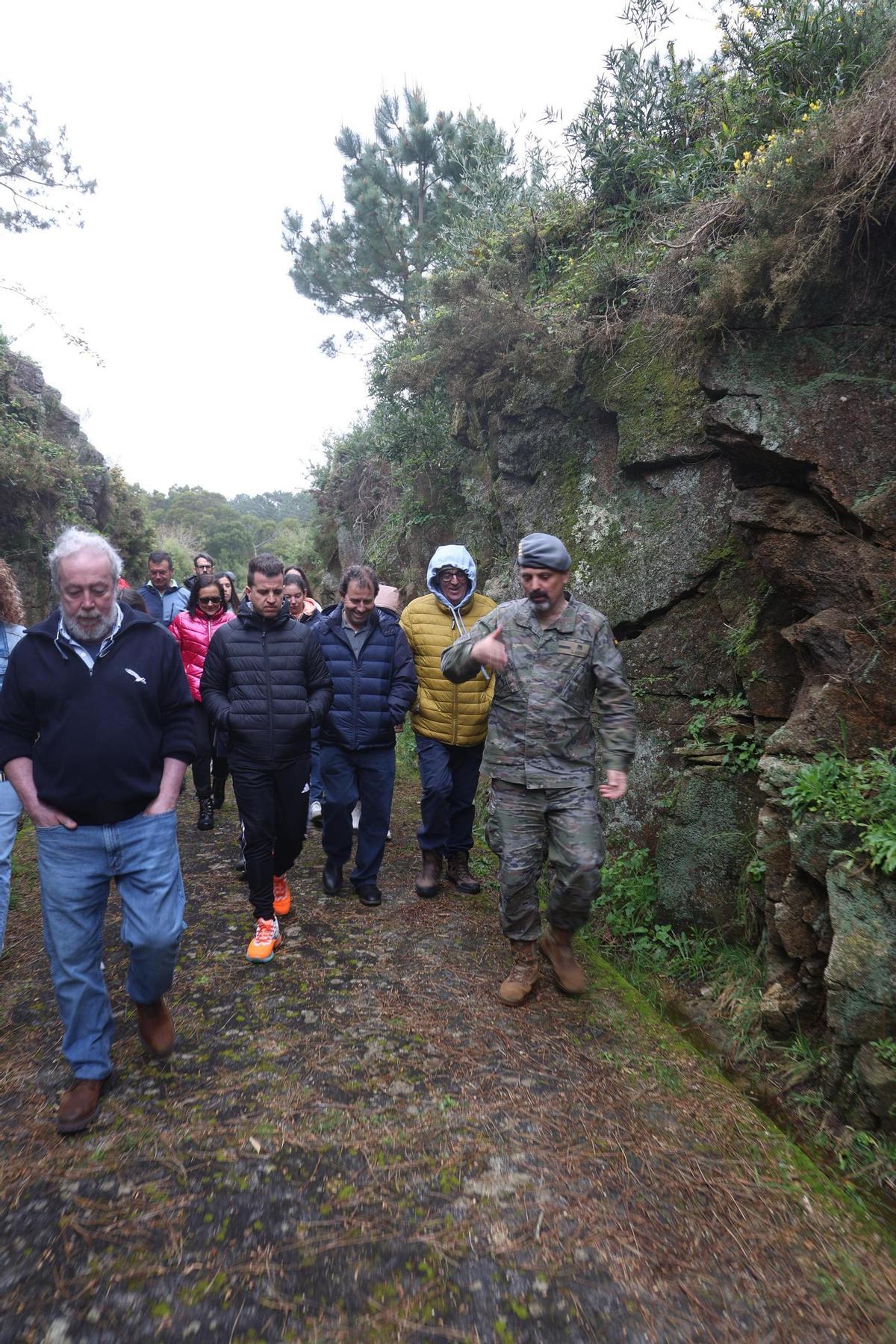 Participantes en las visitas organizadas por Pinchanogrove en la batería militar de Puerto Cuaces.