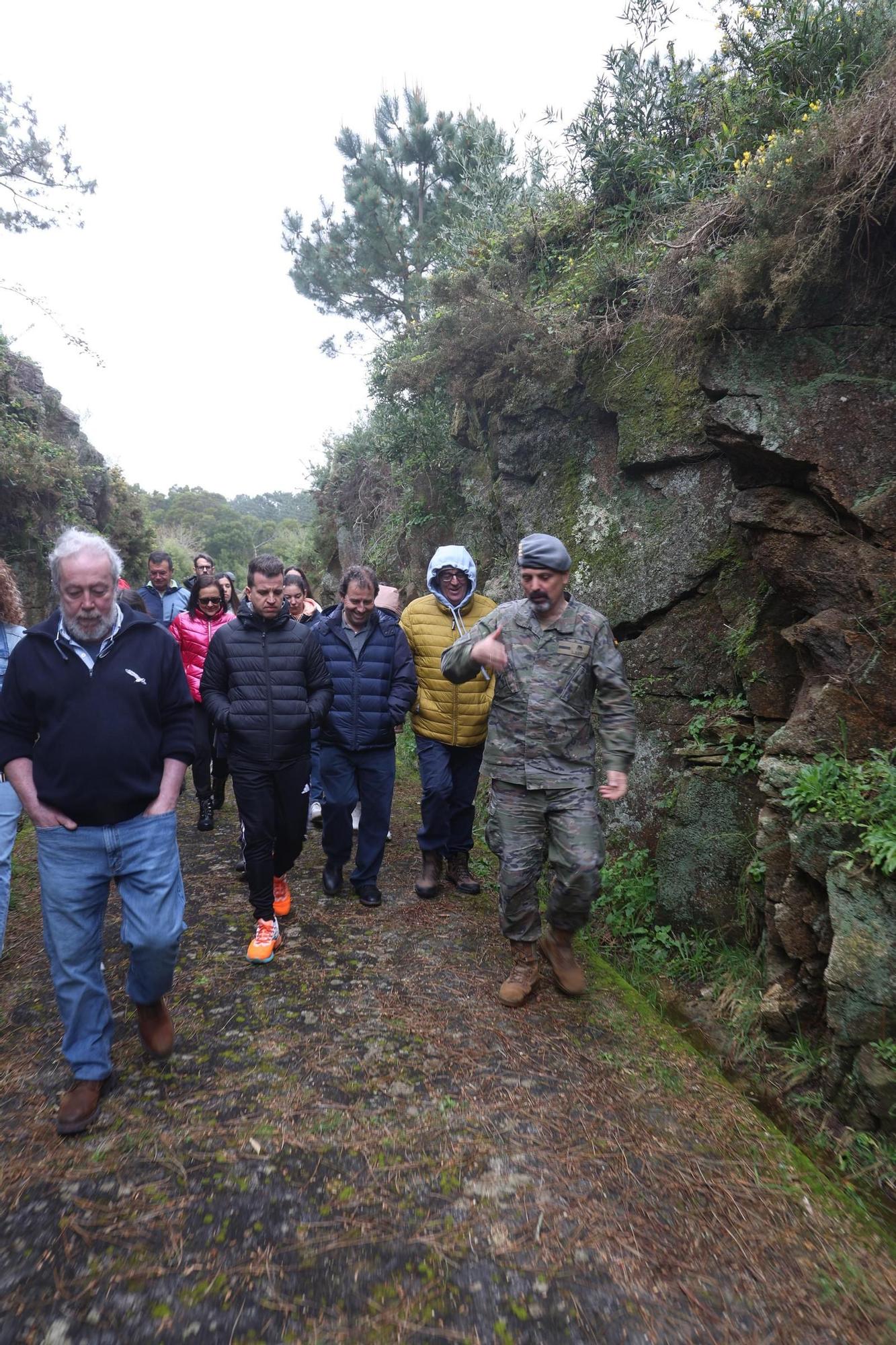 Participantres en las visitas organizadas por Pinchanogrove en la batería militar de Puerto Cuaces.