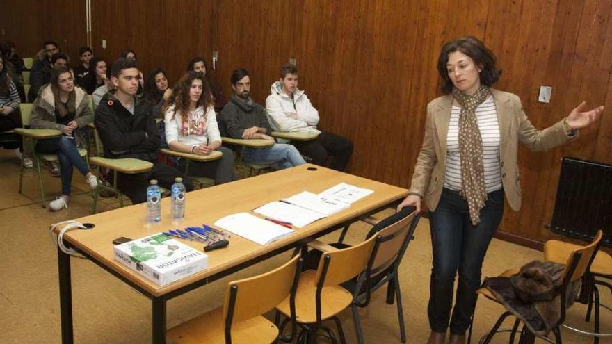 Alumnos do IES Fernando Wirtz, onte, na charla de Mónica Álvarez sobre patentes e marcas.