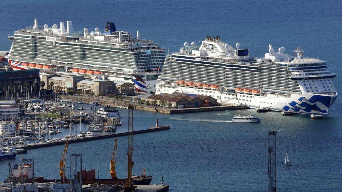 Los dos cruceros, en el puerto de Vigo.
