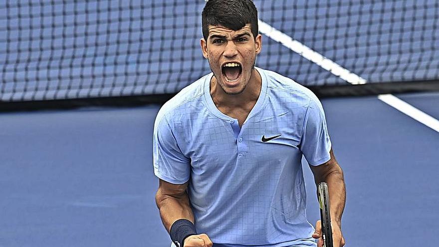 Carlos Alcaraz celebra el triunfo en su partido de ayer. | PETER STAPLES/ATP