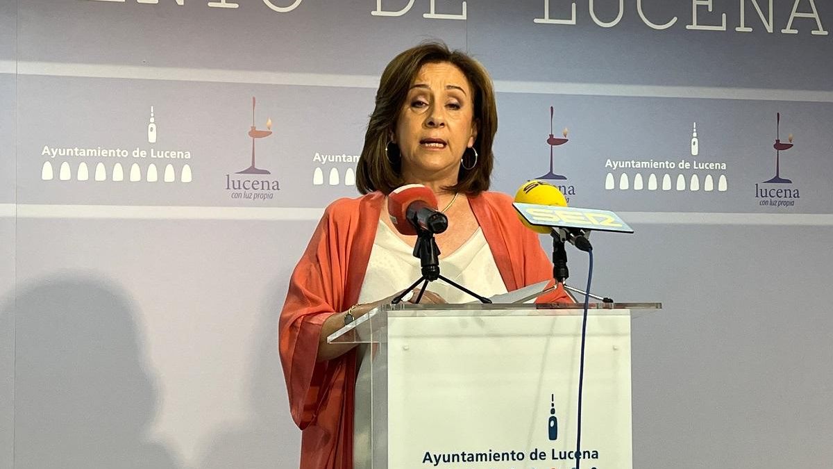 La concejala lucentina Araceli Rodríguez, durante la rueda de prensa.