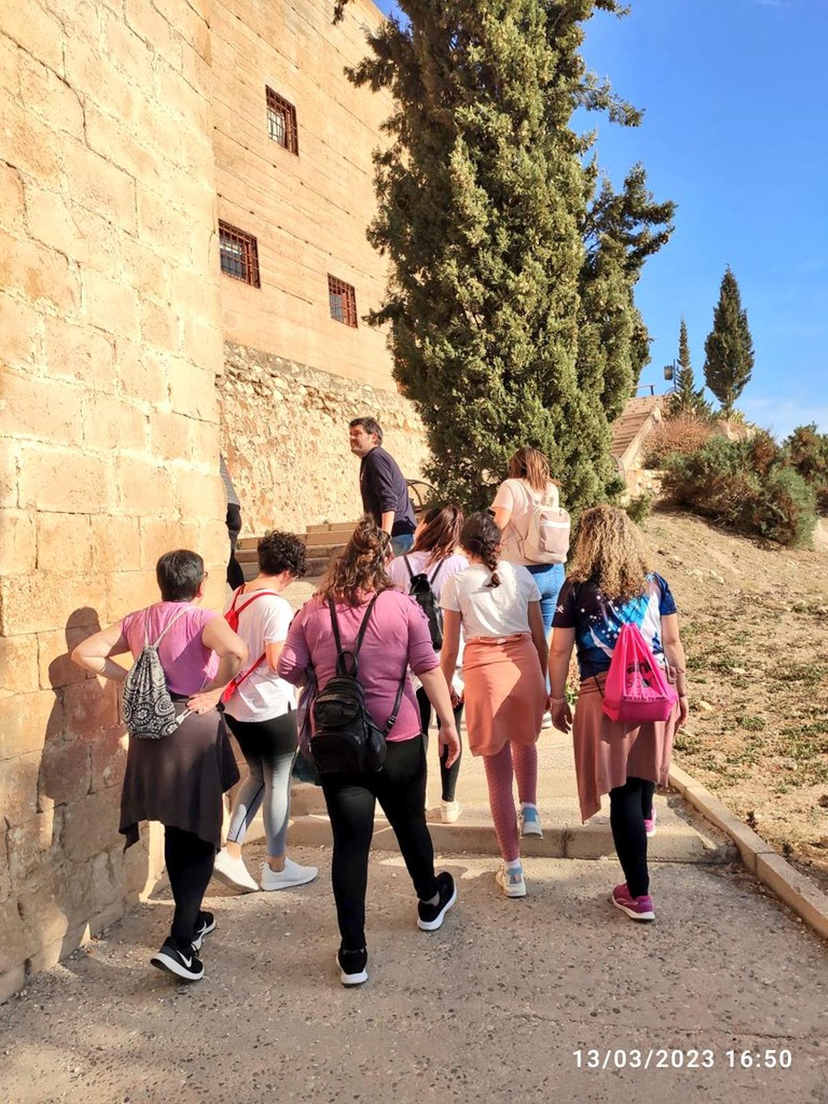 Las embarazadas subiendo al castillo de Petrer con el guía turístico.