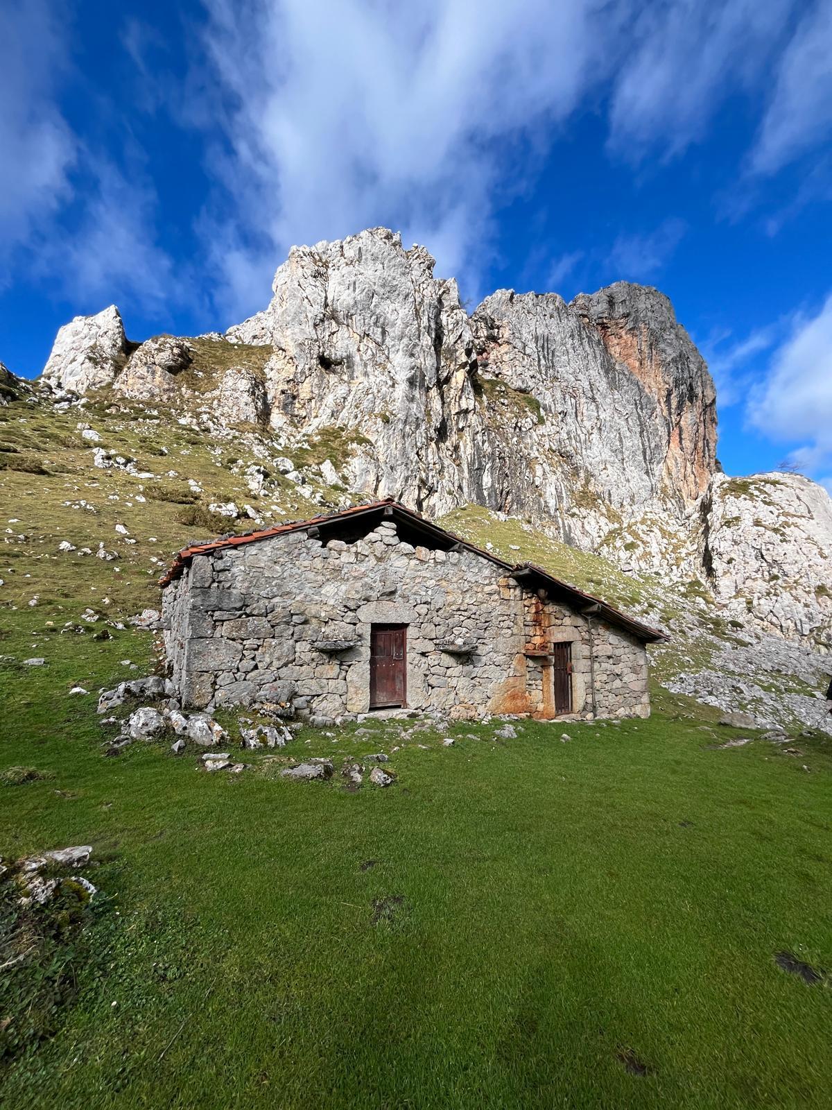 Cabaña de pastores junto a la fuente Las Reblagas.