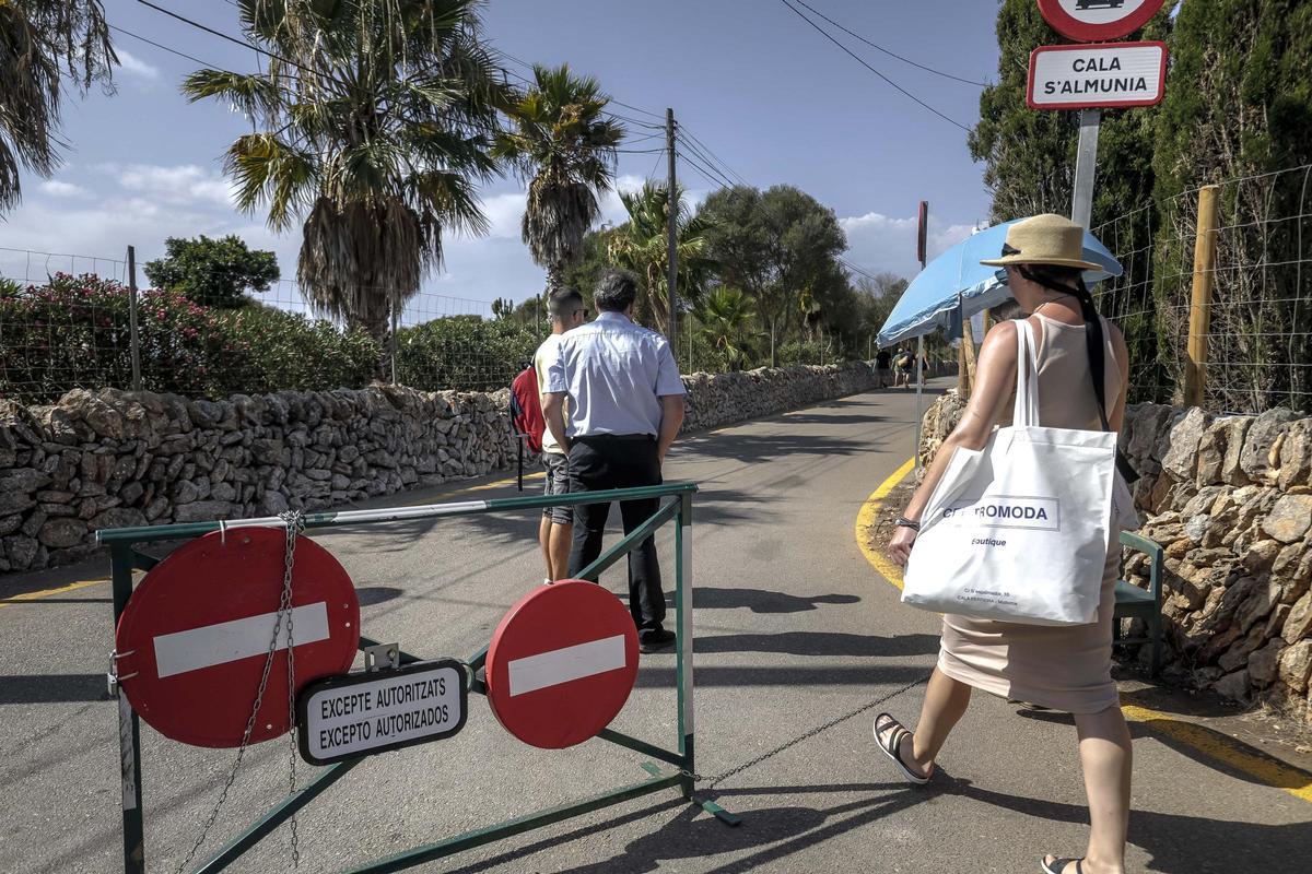 La carretera de acceso cortada por tener el parking lleno.