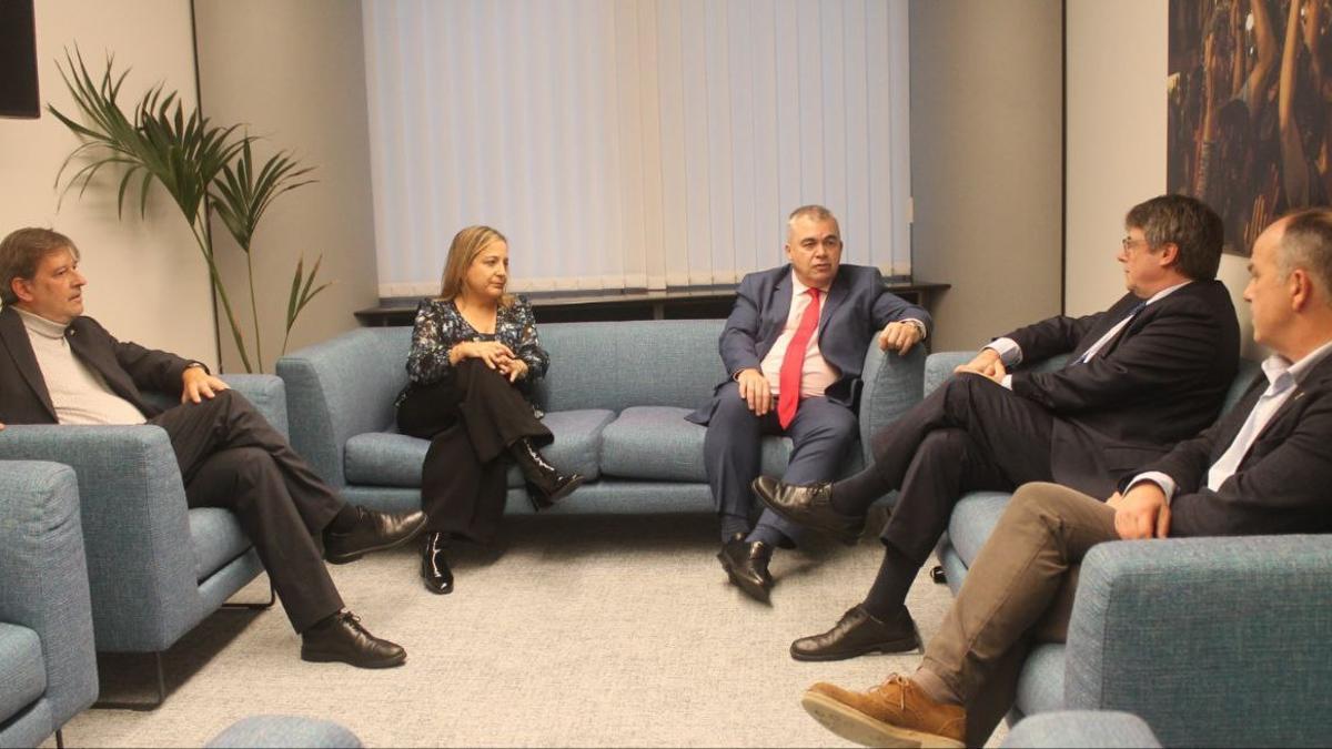 El secretario de Organización del PSOE, Santos Cerdán, y el expresident, Carles Puigdemont, durante una reunión en Bruselas.