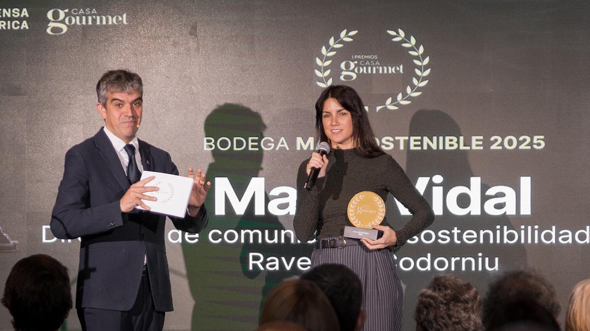 Maria Vidal Tomás, directora de Comunicació i Sostenibilitat de Raventós Codorníu, recull el premi a la Bodega Més Sostenible 2025.