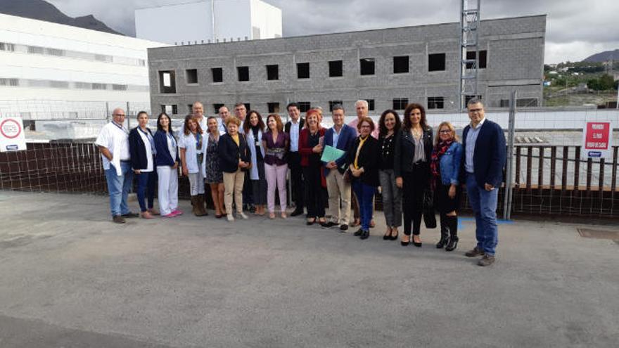 Un momento de la visita que ayer realizó al Hospital del Sur la consejera de Sanidad del Gobierno canario, Teresa Cruz.