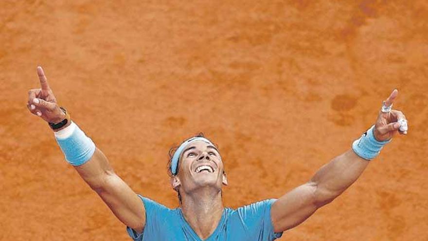 Nadal celebra con los brazos al aire su undécimo Roland Garros.