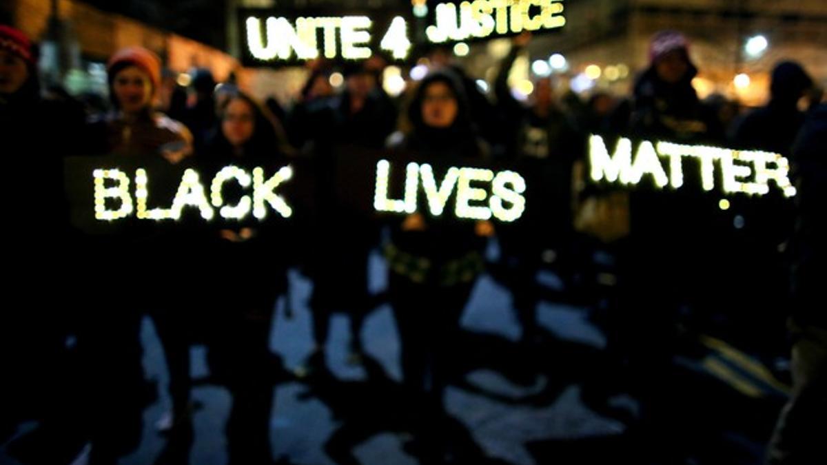 Manifestantes portan una pancarta luminosa en la que se lee 'Black lives matter', 'Las vidas de los negros importan', este jueves en Nueva York.
