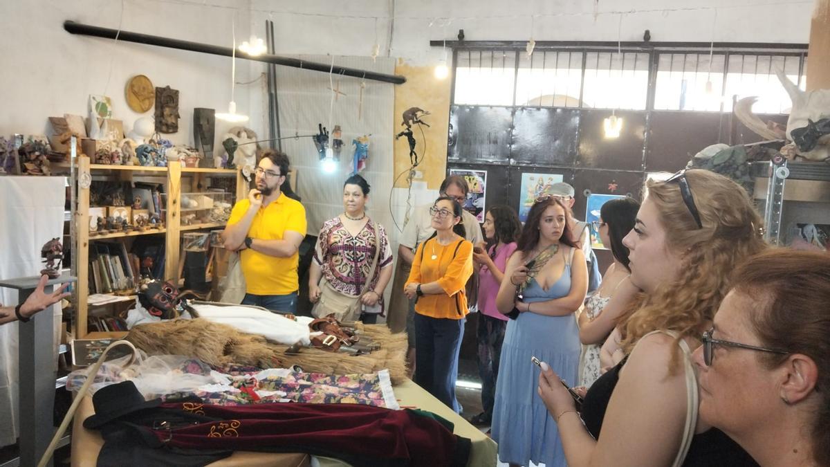 Un momento de la visita al taller