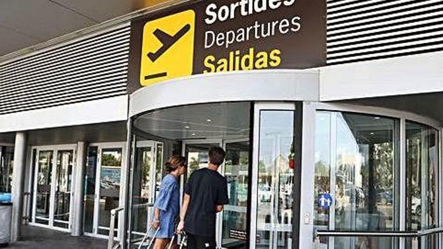 Imagen de la entrada del aeropuerto de Ibiza.