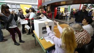 Colas en un centro de votación el 9 de noviembre del 2014.