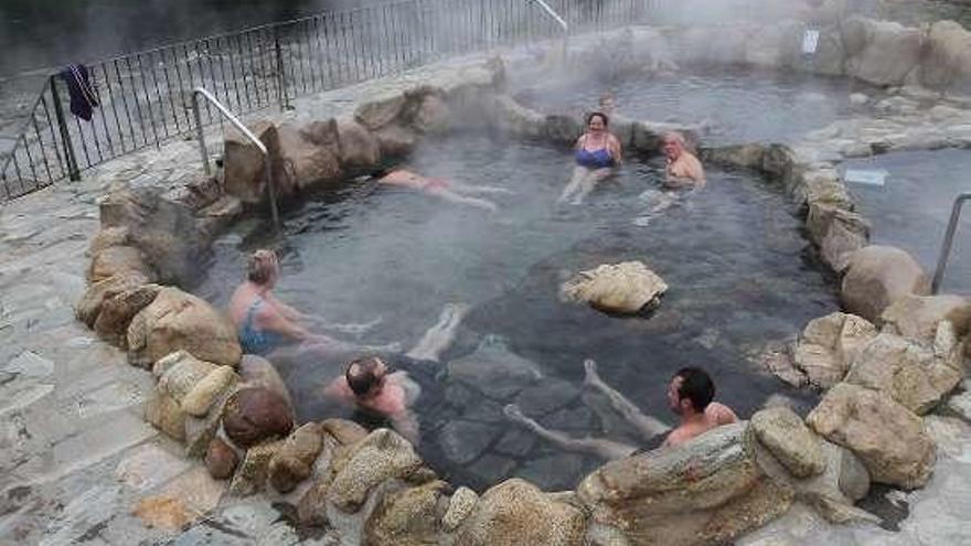 Bañistas en las termas de A Chavasqueira. // Iñaki Osorio