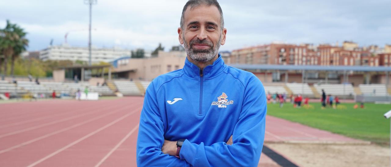 Angel Ortiz, presidente del Club Trotacalles, en las pistas de atletismo de la IMD Fontanar.