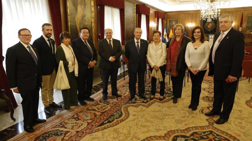 La Alcaldesa, tercera por la derecha, recibe en el Ayuntamiento a la directiva del Grupo Filatélico de Avilés y a los invitados a la jornada de clausura de ExfiAvilés. | Ricardo Solís