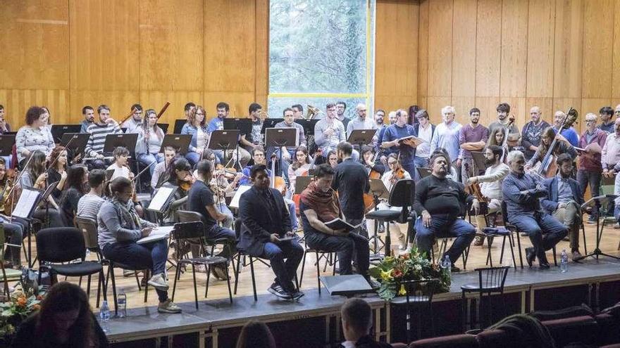 Ensayo &quot;a la italiana&quot; celebrado el pasado miércoles de la ópera.  // Cristina Graña