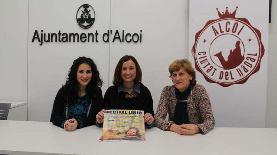 La soprano Tania Bou, la edil Aroa Mira y Maite Abad, de la Protectora, presentando el concierto.