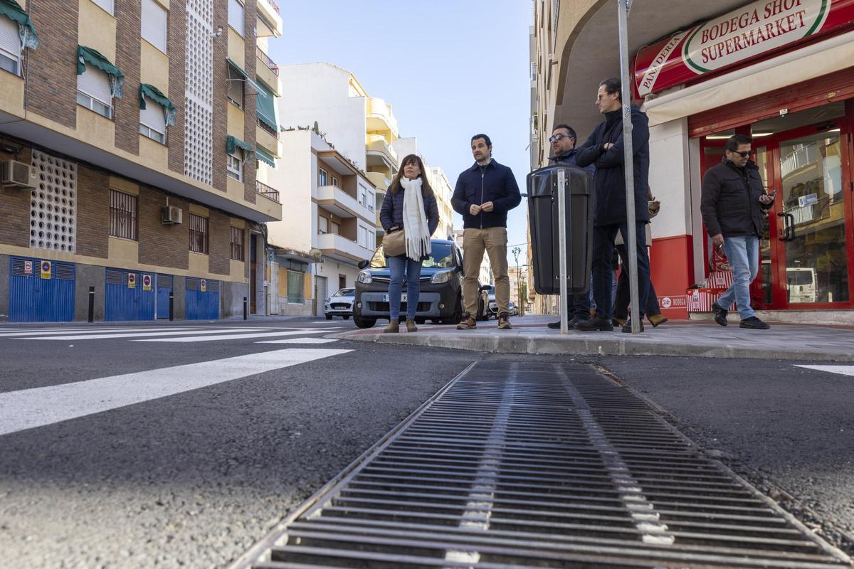 La concejala Sandra Sánchez, el alcalde Eduardo Dolón y los técnicos municipales y de la empresa adjudicataria de la obra