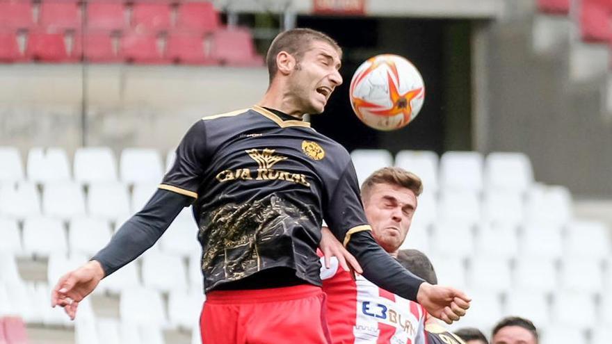 Íñigo Piña cabecea el cuero en el partido frente a SD Logroñés.