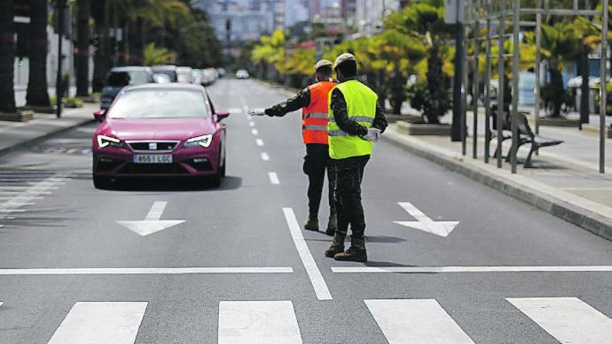 Un control con militares durante las jornadas de confinamiento, en la Avenida Tres de Mayo.