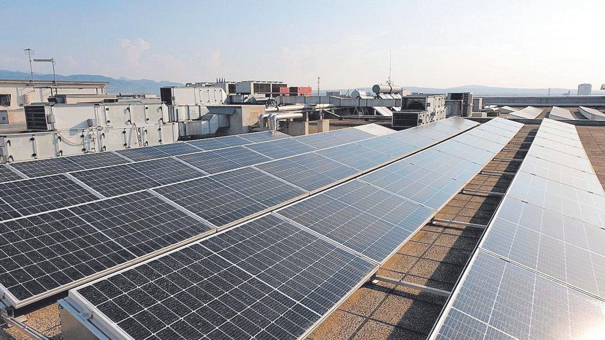 Panorámica de la instalación de placas solares en un edificio.