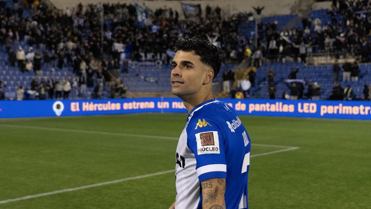 Andy Escudero observa la grada del José Rico Pérez de Alicante.