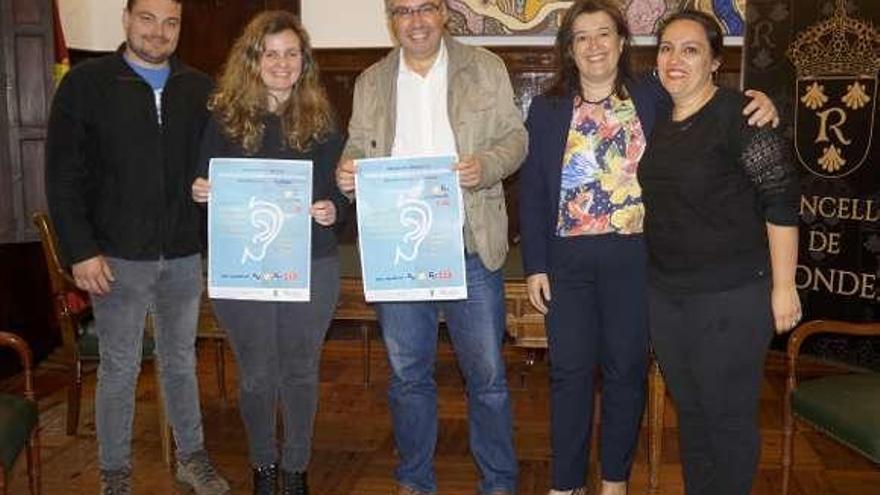 El alcalde, Javier Bas, y la edil de Benestar, María del Carmen Amoedo (2ªizq), con los miembros de la asociación Xoga. // FdV