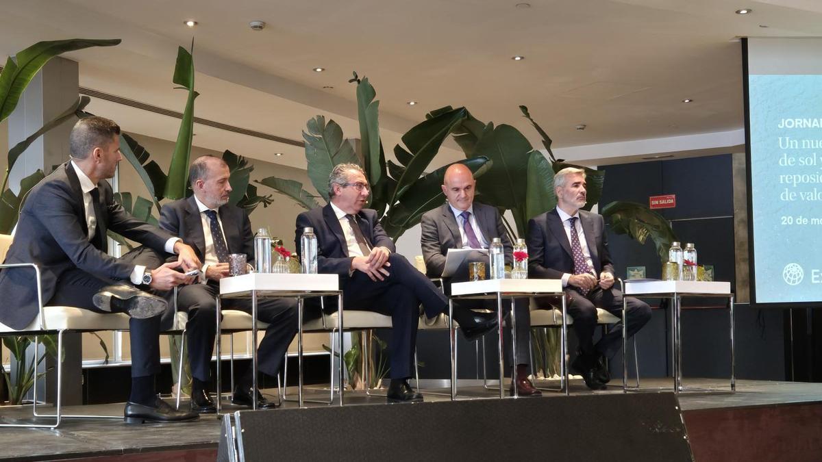 Adolfo Utor, a la derecha, ha participado en un debate con Othman Ktiri, de OK; Javier Diaz-Laviada, de Hertz España; Toni Pérez, alcalde de Benidorm, y Vicent Marí, presidente del Consell de Ibiza.