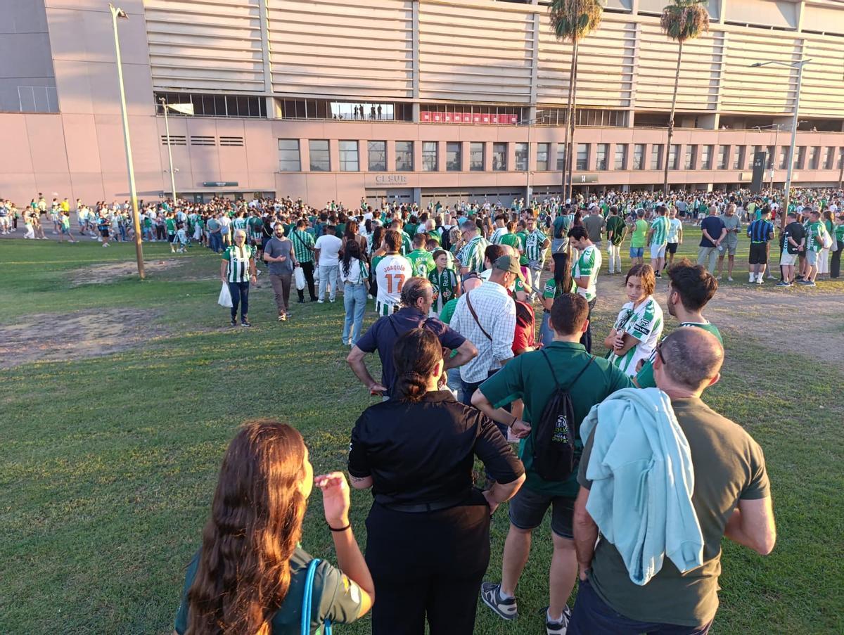 Una de las colas que se formaron en los accesos del estadio de La Cartuja