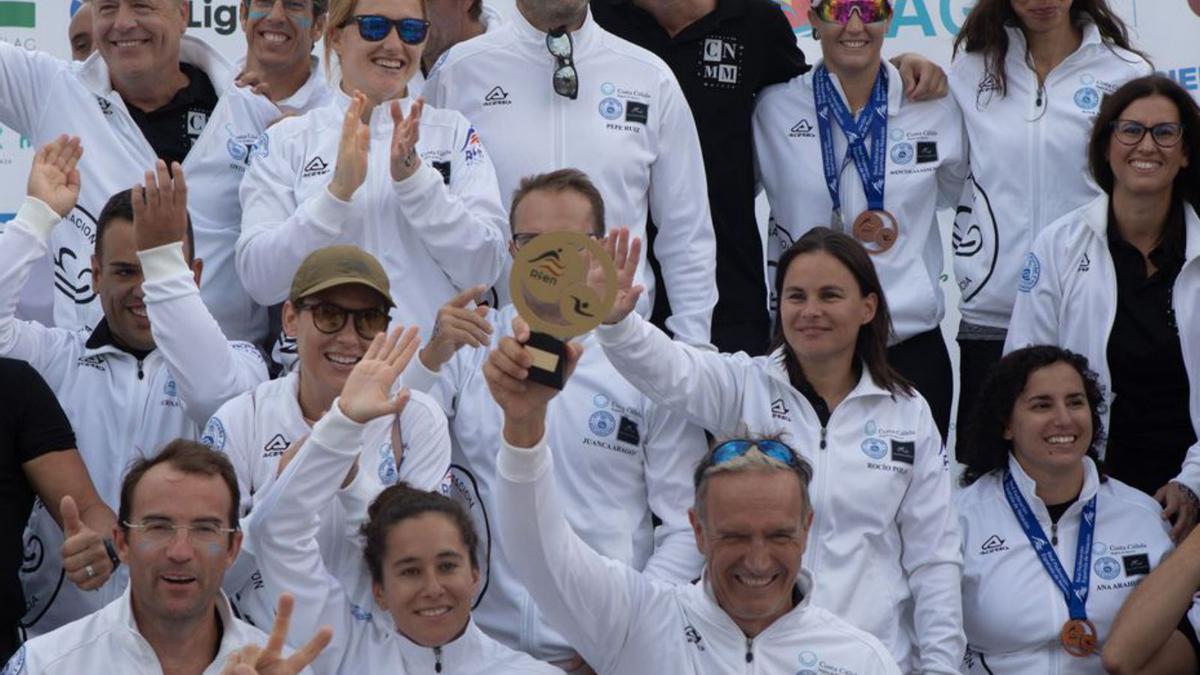 Integrantes del CN Master Murcia con su trofeo.