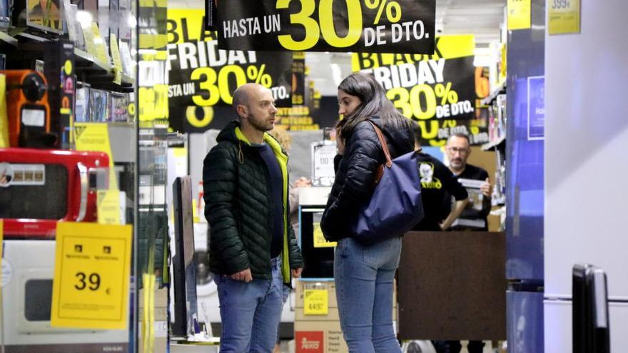Imatge d&#039;una parella en una botiga pel Black Friday