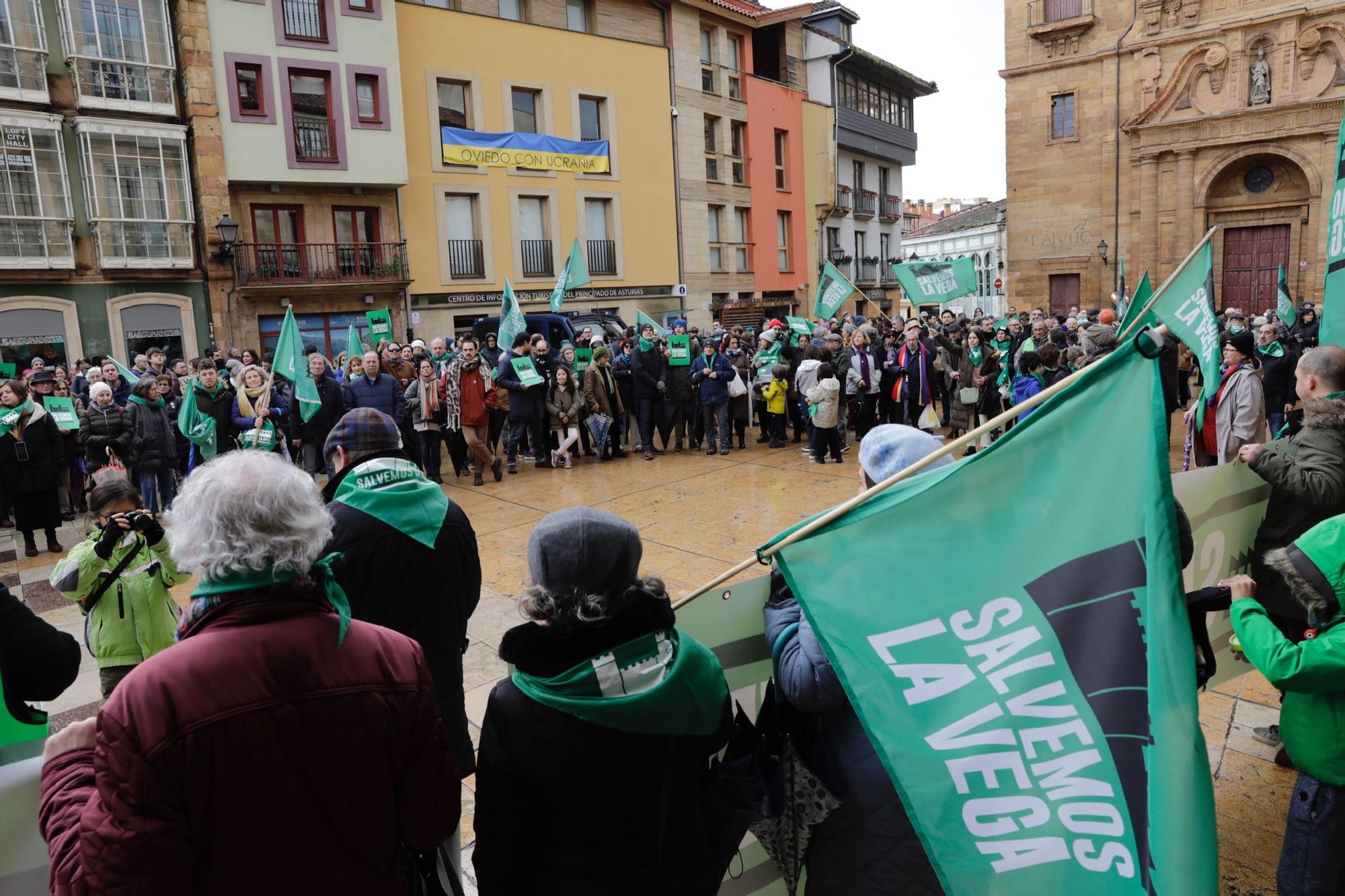 "La Vega no se vende, La Vega se defiende": así fue la concentración de Salvemos La Vega en Oviedo