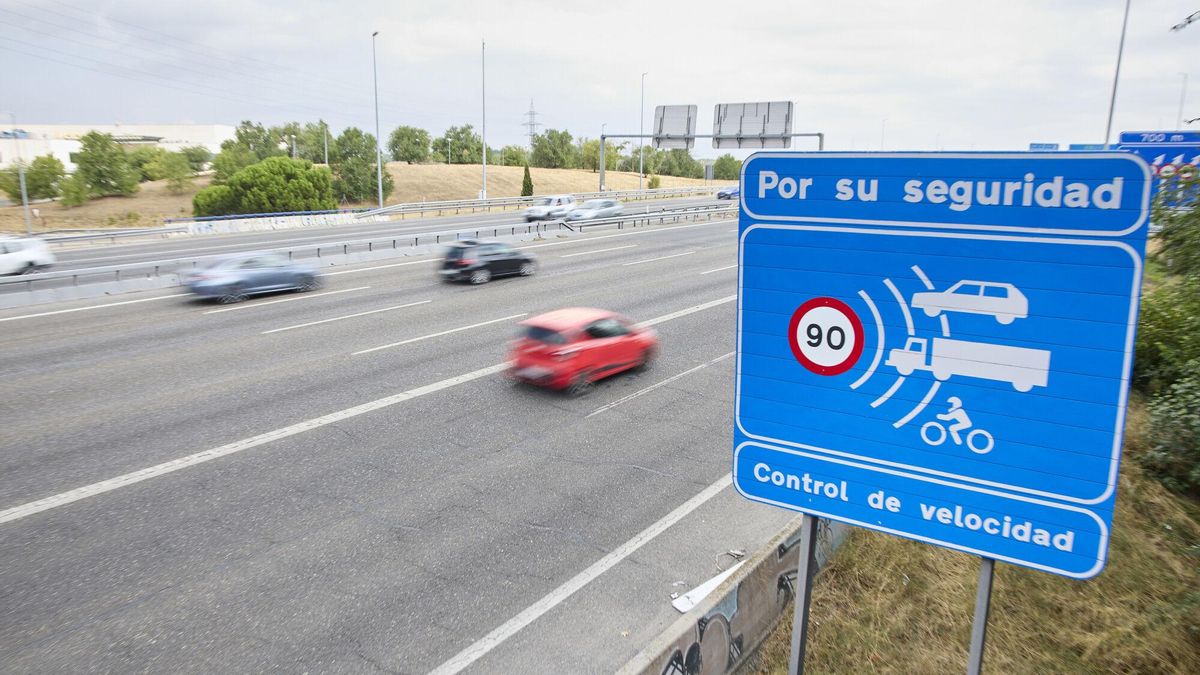 Un cartel que indica un radar de prohibición de circular a más de 90 kilómetros por hora en la autovía.