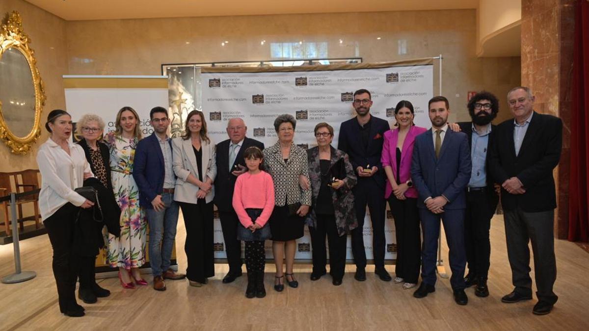 Los galardonados posan con los informadores al final de la gala.