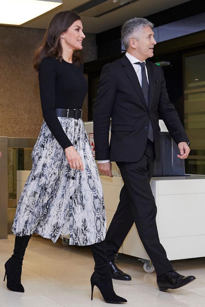 El look de la reina Letizia con falda de estampado de serpiente de Zara