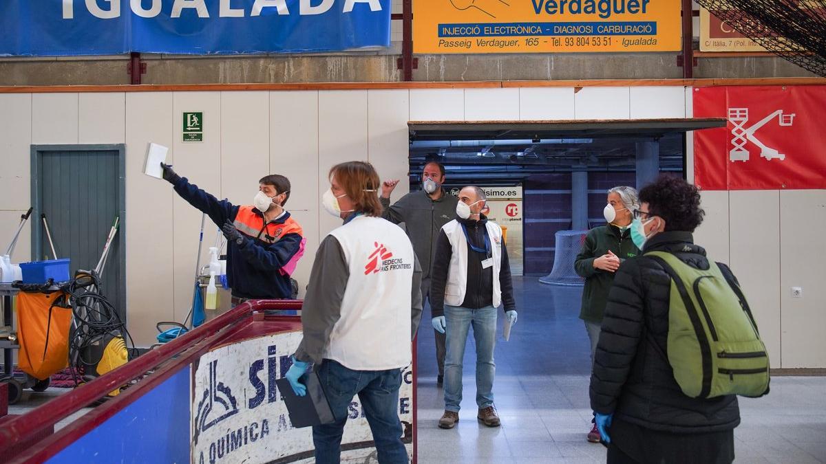 Personal sanitario y de Médicos sin Fronteras preparando el pabellón de las Comes de Igualda como hospital de campaña.