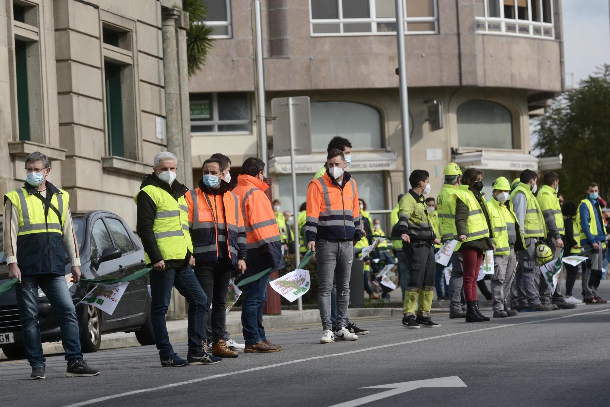 Manifestación con cadena humana de los trabajadores de ENCE