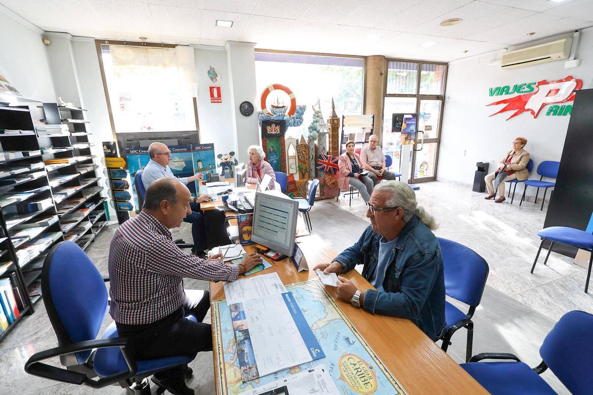 Mayores reservando el año pasado sus viajes del Imserso 2023-24.