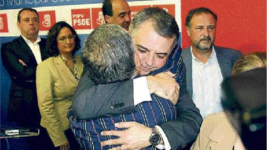 Roque Moreno se despide de sus compañeros del grupo socialista de Alicante tras anunciar su dimisión.