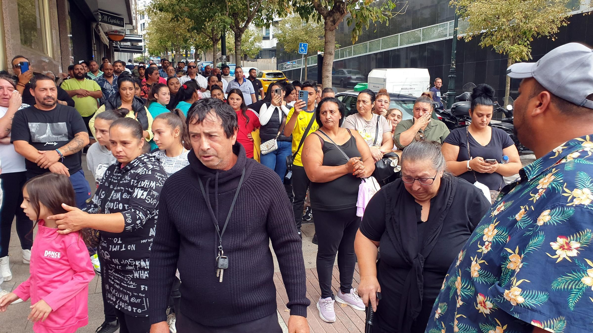 Vecinos vuelven al edificio incendiado en Vigo a por sus pertenencias, y familias de etnia gitana en torno a Povisa