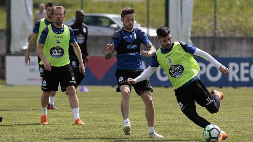 Un momento del entrenamiento del Deportivo. // Arcay/Roller