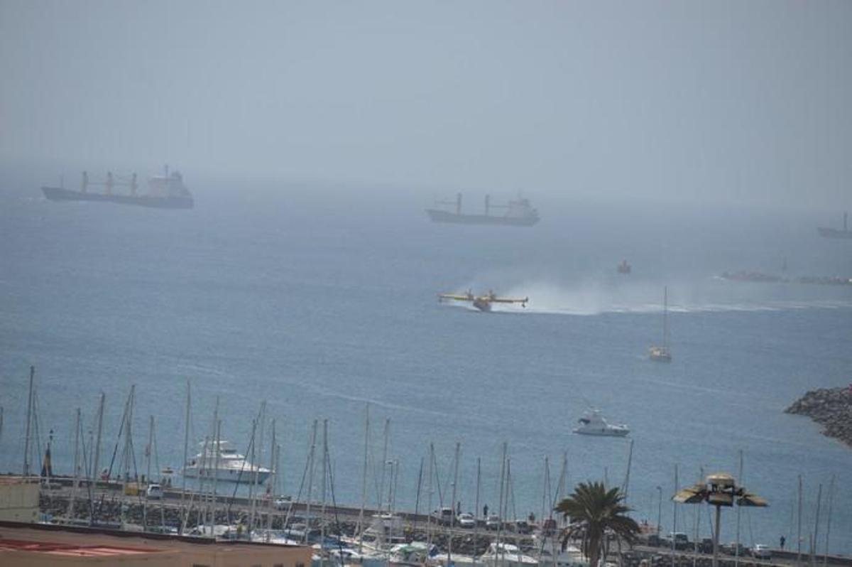 Los hidroaviones cargan agua en el Puerto de Las Palmas - Incendio Gran Canaria 2019