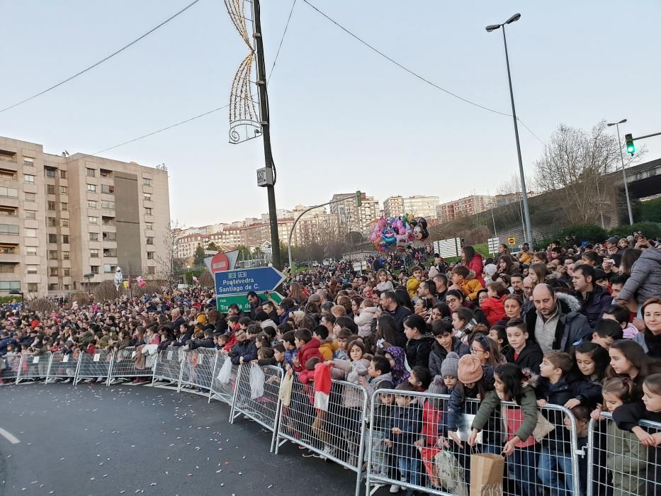 Miles de niños y niñas disfrutan junto a sus familias del desfile récord de la ciudad olívica. Melchor, Gaspar y Baltasar lanzaron caramelos desde sus carrozas.